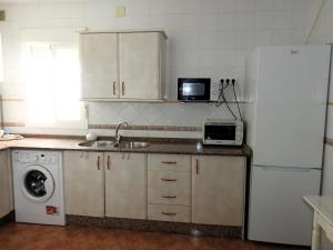 A kitchen or kitchenette at Glauka Apartamento tranquilo con Aire Acondicionado