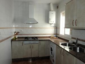 A kitchen or kitchenette at Glauka Apartamento tranquilo con Aire Acondicionado