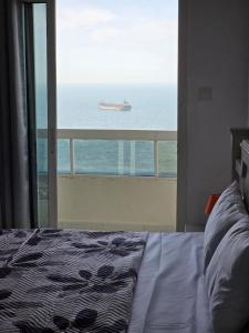Postel nebo postele na pokoji v ubytování Beachfront Room with Sea View