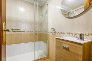 een badkamer met douche en wastafel bij A&N Los Carmenes, Torre del Mar in Torre del Mar +64 foto's