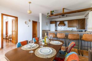 een eetkamer met een tafel en stoelen en een keuken bij A&N Los Carmenes, Torre del Mar in Torre del Mar