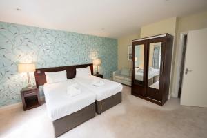 Cama o camas de una habitación en The Kenmare Bay Hotel & Luxury Lodges Resort