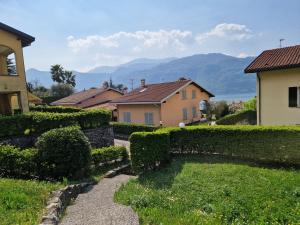 vistas a una casa y a un jardín en Cà del Luis, en Lierna