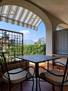 - Balcón con vistas, mesa y 2 sillas en Cà del Luis, en Lierna