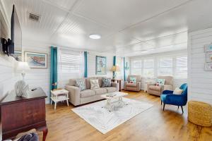 a living room with a couch and a table at Macs Fish Camp in Dauphin Island