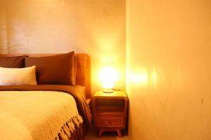 Postel nebo postele na pokoji v ubytování Umah Sekar Inn Uluwatu