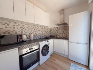 Η κουζίνα ή μικρή κουζίνα στο Clauhomes CostaMar +8 φωτογραφίες