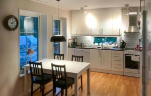 Η κουζίνα ή μικρή κουζίνα στο 3 Bedroom Awesome Home In Mönsterås
