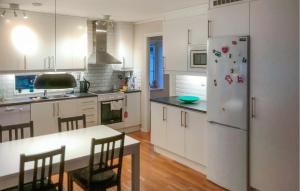 Η κουζίνα ή μικρή κουζίνα στο 3 Bedroom Awesome Home In Mönsterås