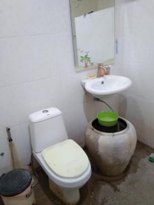 Ένα μπάνιο στο ห้องว่างในบ้าน