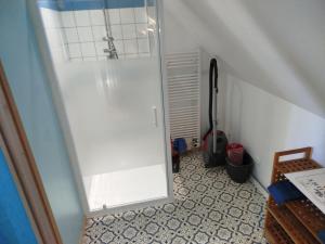 Ένα μπάνιο στο Logement Familial de 40m2 Belbeuf
