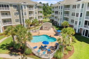 una vista aerea di un complesso di appartamenti con piscina e palme di Magnolia Pointe 403 a Myrtle Beach