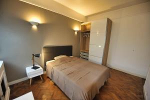 Un dormitorio con una cama grande y un armario. en T2, Centre ville, Gare 600m, Prox Lille, Terrasse, en Tourcoing