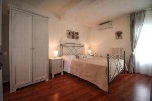 a bedroom with a bed and two lamps and a door at Casa Chiasso Cacace in Monopoli