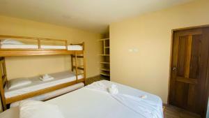 Postel nebo postele na pokoji v ubytování Grand cove hotel