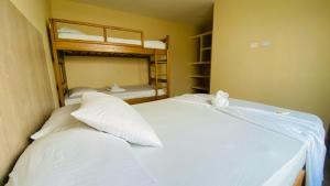 Postel nebo postele na pokoji v ubytování Grand cove hotel