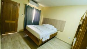 Postel nebo postele na pokoji v ubytování Grand cove hotel