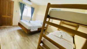 Postel nebo postele na pokoji v ubytování Grand cove hotel