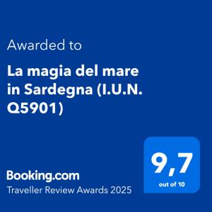 Et logo, certifikat, skilt eller en pris der bliver vist frem på La magia del mare in Sardegna (I.U.N. Q5901)