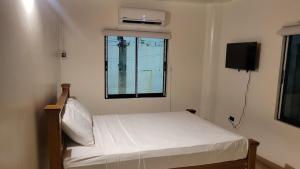 Postel nebo postele na pokoji v ubytování A Modern EscapeStyle Comfort and Convenience 3 bedroom