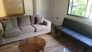 Posezení v ubytování A Modern EscapeStyle Comfort and Convenience 3 bedroom