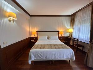 Postel nebo postele na pokoji v ubytování Hotel Corona & Spa + 37 fotografií