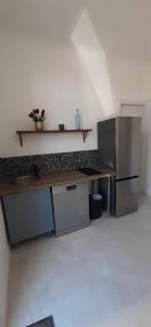 a kitchen with a desk and a counter top at Le Flobart jardin partagé in Berck-sur-Mer