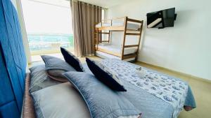 Postel nebo postele na pokoji v ubytování Grand cove hotel