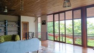 Predel za sedenje v nastanitvi Corcovado Private Houses-Villas-Tents-pool-rest