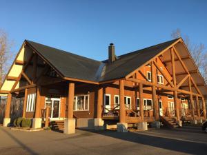 二世古诺特拉克山林小屋的一座大型木制建筑,设有黑色屋顶