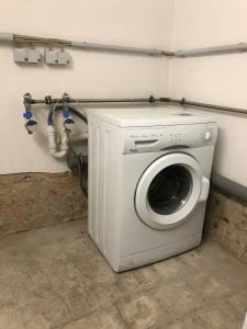 a washer and dryer in a room with a washing machine at helle 1Raum Wohnung Apartment mit Balkon und Küche in Dresden