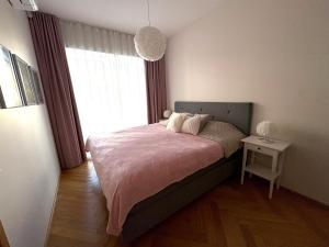 una camera da letto con un letto con una grande finestra di Tiffany Residence a Pärnu
