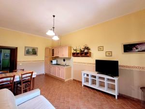 TV a/nebo společenská místnost v ubytování agriturismo macchia al pino