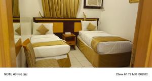 a hotel room with two beds in a room at فندق الفجر البديع 4 in Jarwal