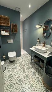 un baño con lavabo e inodoro en Maison Belle Vie, en Saint-Symphorien-de-Marmagne