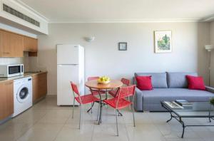 Η κουζίνα ή μικρή κουζίνα στο Apartment on Haifa