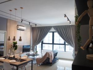un soggiorno con un tavolo e una grande finestra di Arte Plus Jalan Ampang Two Bedrooms by V Stay a Kuala Lumpur