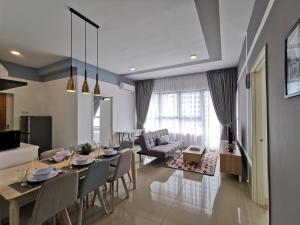 una sala da pranzo e un soggiorno con tavolo e sedie di Arte Plus Jalan Ampang Two Bedrooms by V Stay a Kuala Lumpur