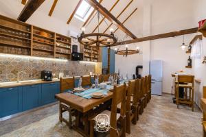 una sala da pranzo con un lungo tavolo e sedie di Kod Kuma Pere, Traditional Baranja Getaway a Karanac