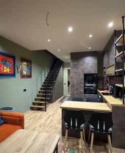 Χώρος καθιστικού στο Four Seasons F2- One BDRM Duplex