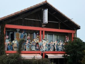 Budova, kde se apartmán nachází + 3 fotografie