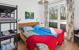 ein Schlafzimmer mit einem Bett und einem Fenster in der Unterkunft Lodge Am Deich in Tossenserdeich