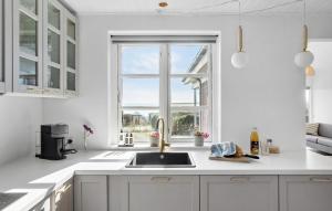 Η κουζίνα ή μικρή κουζίνα στο 4 Bedroom Gorgeous Home In Rude