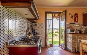 una cocina con estufa horno superior al lado de una ventana en Cozy Home In Castelfiorentino, en Castelfiorentino