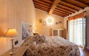Un dormitorio con una cama y una lámpara y una ventana. en Cozy Home In Castelfiorentino, en Castelfiorentino 36 fotos más