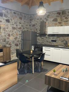 Kuchyňa alebo kuchynka v ubytovaní V&M Traditional Luxury Villa