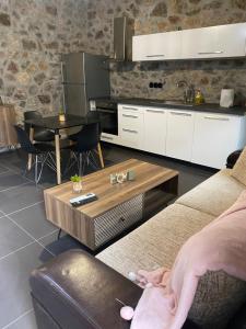 Kuchyňa alebo kuchynka v ubytovaní V&M Traditional Luxury Villa