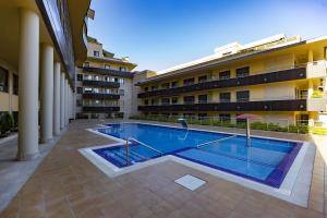 Bazén v ubytování Sanxenxo, Apartamento 1 hab con vistas al mar, piscina, garaje y a 150 mts de la Playa Silgar nebo v jeho okolí