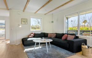 Posezení v ubytování Nice Home In Nordborg With Kitchen