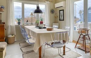 Gambar di galeri bagi 3 Bedroom Cozy Apartment In Myklebost di Myklebost